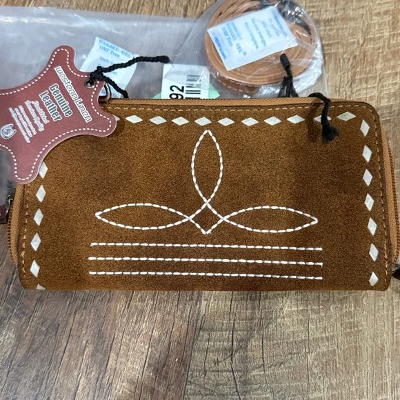 NWT Western Linen Brown Suede Wallet with White Boot Stitching - Picture 2 of 8